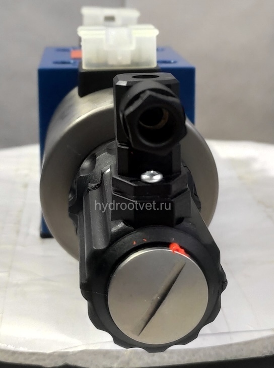 4WRE10V25-2X/G24K4/V - Пропорциональный распределитель с обратной связью по положению золотника без встроенной электроники Ду10, номинальный расход 25 л/мин, схема V