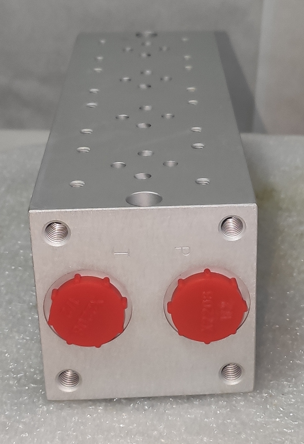 EM213/4Y - Четырехместная присоединительная плита для гидравлических распределителей и клапанов NG6 (аналог DR06/40)