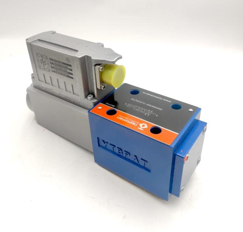 4WRPEH10CB50P-2X/G24K0/F1M - Сервораспределитель Ду10 с обратной связью по положению золотника и встроенным усилителем (OBE), номинальный расход 50 л/мин, характеристика P - прогрессивная, схема C, сигнал управления F1 = 4...20 mA