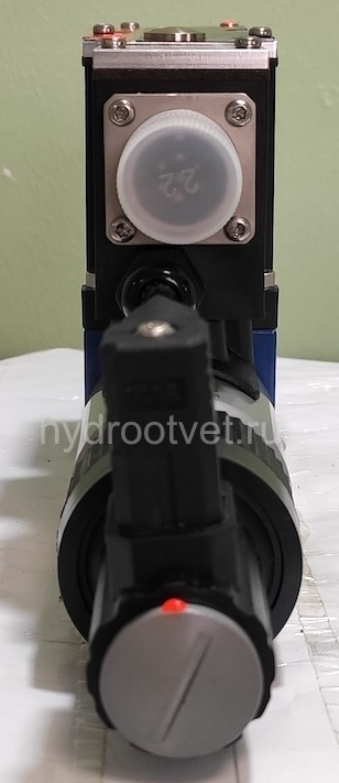 4WREE6W1-32-2X/G24K31/A1V - Пропорциональный распределитель с обратной связью по положению золотника со встроенным усилителем Ду6, A1 = ±10 В, номинальный расход 32 л/мин, схема W1-