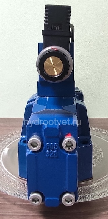 4WRKE16E1-200L-3X/6EG24K31/A1D3M - Пропорциональный распределитель с обратной связью по положению золотника и со встроенным усилителем (OBE), Ду16, A1 = ±10 В, номинальный расход 200 л/мин, схема E1-, каналы управления X и Y - внешние