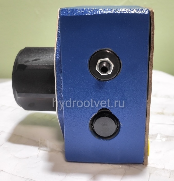 2FRM10-2X/16L - Регулятор расхода Ду10 для монтажа на плиту, номинальный расход 16 л/мин, регулировка компенсатора - нет