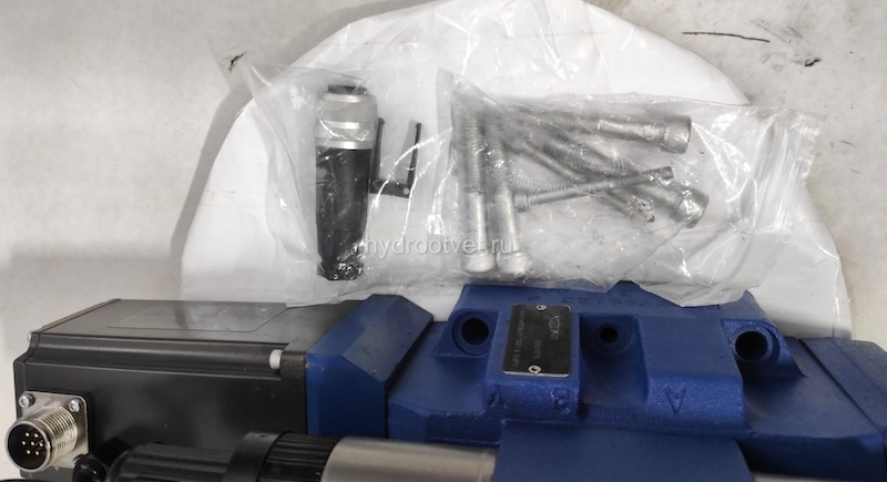 4WRTE16V200L-4X/6EG24K31/A1M - Пропорциональный быстродействующий распределитель с обратной связью по положению золотника и со встроенным усилителем (OBE), Ду16, A1 = ±10 В, номинальный расход 200 л/мин, схема V, каналы управления X и Y = внешние