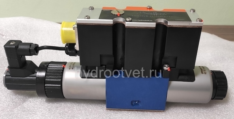 4WREE6V32-2X/G24K31/A1V - Пропорциональный распределитель с обратной связью по положению золотника со встроенным усилителем Ду6, A1 = ±10 В, номинальный расход 32 л/мин, схема V