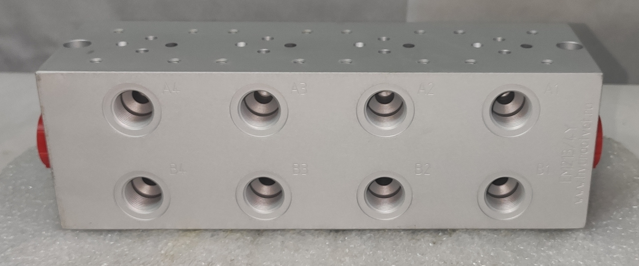 EM213/4Y - Четырехместная присоединительная плита для гидравлических распределителей и клапанов NG6 (аналог DR06/40)