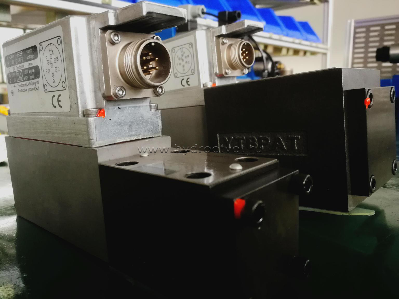4WRPEH10C1B50P-2X/G24K0/A1M - Сервораспределитель Ду10 с обратной связью по положению золотника и встроенным усилителем (OBE), номинальный расход 50 л/мин, характеристика P - прогрессивная, схема C1, сигнал управления A1 = ±10 V