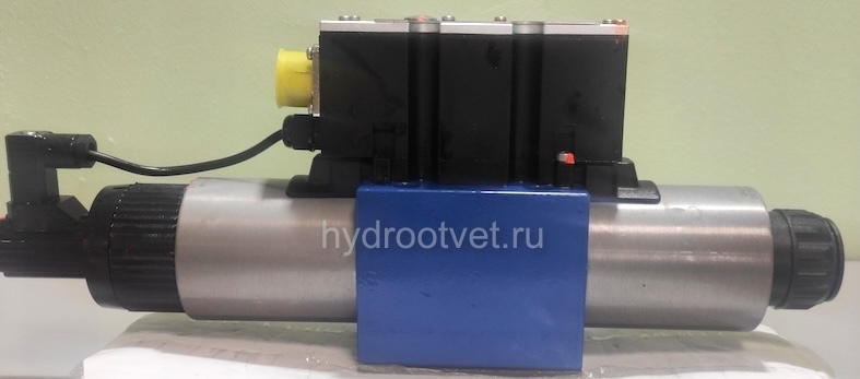 4WREE10E75-2X/G24K31/A1V - Пропорциональный распределитель с обратной связью по положению золотника со встроенным усилителем Ду10, A1 = ±10 В, номинальный расход 75 л/мин, схема E