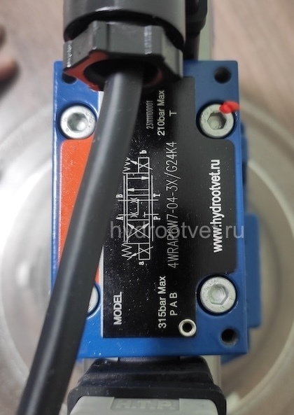 4WRKE16E200L-3X/6EG24K31/A1D3M - Пропорциональный распределитель с обратной связью по положению золотника и со встроенным усилителем (OBE), Ду16, A1 = ±10 В, номинальный расход 200 л/мин, схема E, каналы управления X и Y - внешние