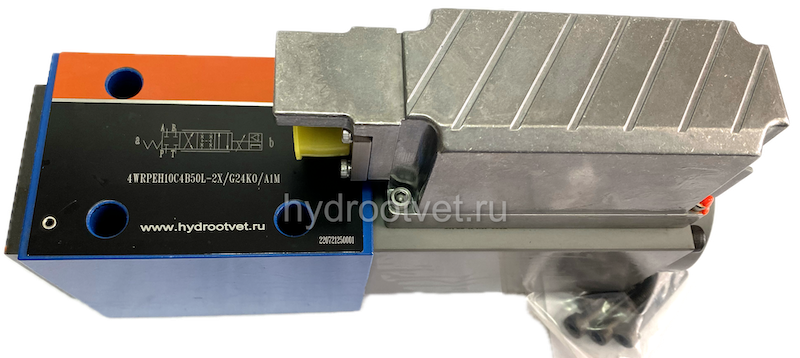 4WRPEH10C5B100P-2X/G24K0/A1M - Сервораспределитель Ду10 с обратной связью по положению золотника и встроенным усилителем (OBE), номинальный расход 100 л/мин, характеристика P - прогрессивная, схема C5, сигнал управления A1 = ±10 V