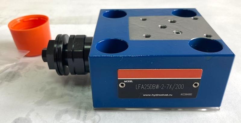 LFA25DBWD2-7X/200 - Крышка для логического клапана, типоразмер Ду25 функционал - DBWD2 = крышка с предохранительным клапаном с ручной настройкой с функцией запирания, под установку распределителя Ду6, два выхода X и Y, элемент регулировки - винт под шести