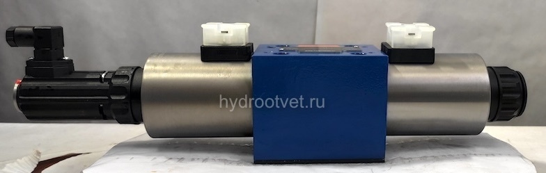 4WRE10V25-2X/G24K4/V - Пропорциональный распределитель с обратной связью по положению золотника без встроенной электроники Ду10, номинальный расход 25 л/мин, схема V