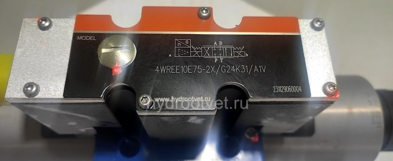 4WREE10E25-2X/G24K31/A1V - Пропорциональный распределитель с обратной связью по положению золотника со встроенным усилителем Ду10, A1 = ±10 В, номинальный расход 25 л/мин, схема E