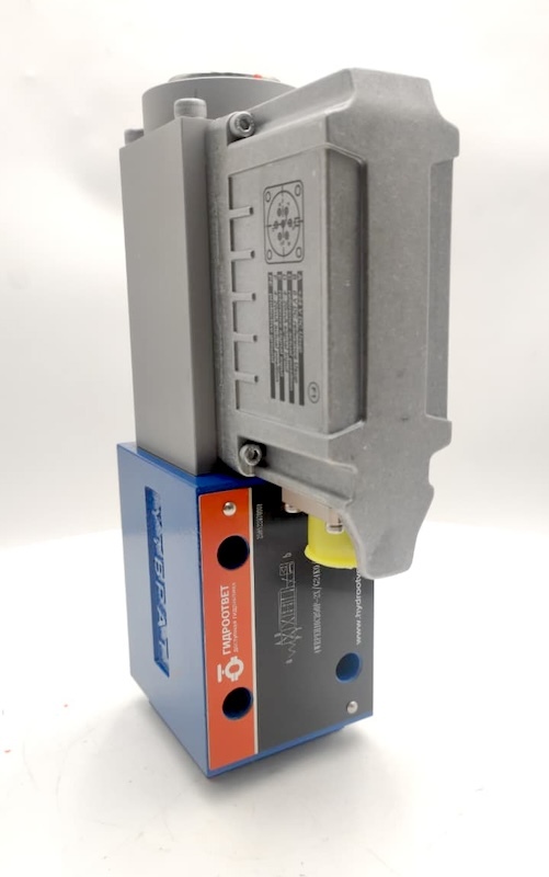 4WRPEH10CB50P-2X/G24K0/F1M - Сервораспределитель Ду10 с обратной связью по положению золотника и встроенным усилителем (OBE), номинальный расход 50 л/мин, характеристика P - прогрессивная, схема C, сигнал управления F1 = 4...20 mA