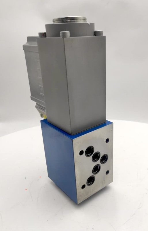 4WRPEH10CB50P-2X/G24K0/F1M - Сервораспределитель Ду10 с обратной связью по положению золотника и встроенным усилителем (OBE), номинальный расход 50 л/мин, характеристика P - прогрессивная, схема C, сигнал управления F1 = 4...20 mA