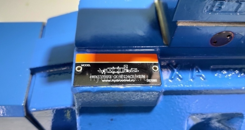 4WRKE32W6-600L-3X/6EG24ETK31/A1D3M - Пропорциональный распределитель с обратной связью по положению золотника и со встроенным усилителем (OBE), Ду32, A1 = ±10 В, номинальный расход 600 л/мин, схема W6-, каналы управления ET = X и Y - внутренние