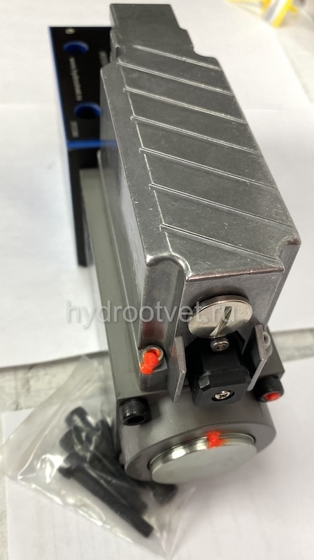 4WRPEH10CB50L-2X/G24K0/F1M - Сервораспределитель Ду10 с обратной связью по положению золотника и встроенным усилителем (OBE), номинальный расход 50 л/мин, характеристика L - линейная, схема C, сигнал управления F1 = 4...20 mA
