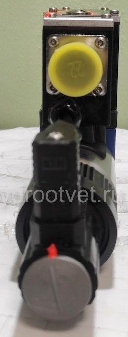 4WREE6E1-32-2X/G24K31/A1V - Пропорциональный распределитель с обратной связью по положению золотника со встроенным усилителем Ду6, A1 = ±10 В, номинальный расход 32 л/мин, схема E1-