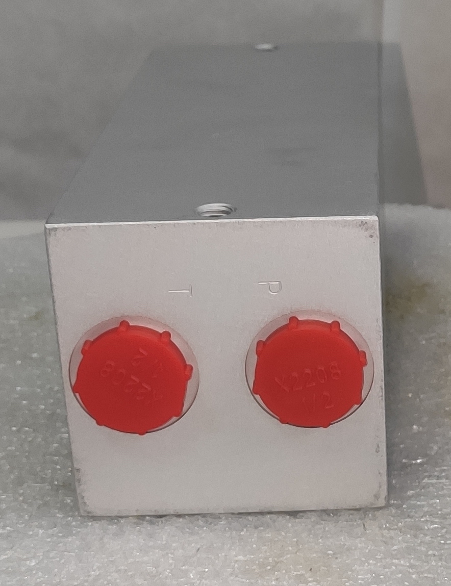 EM213/3Y - Треххместная присоединительная плита для гидравлических распределителей и клапанов NG6 (аналог DR06/30)