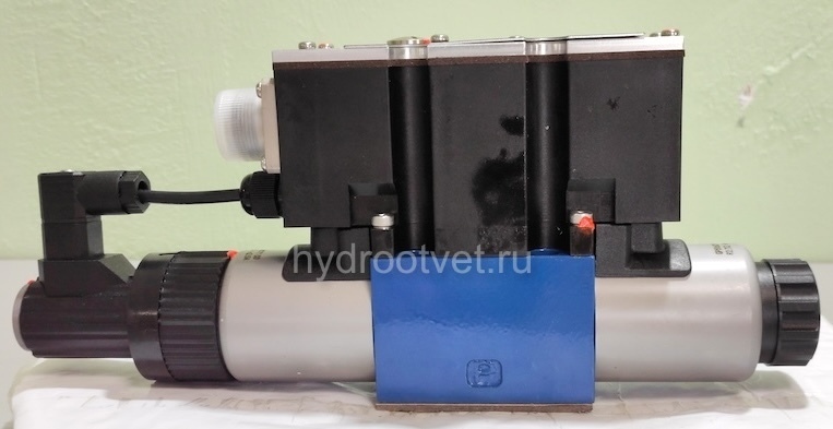 4WREE6W1-08-2X/G24K31/A1V - Пропорциональный распределитель с обратной связью по положению золотника со встроенным усилителем Ду6, A1 = ±10 В, номинальный расход 8 л/мин, схема W1-