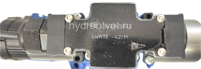 4WRTE16V200L-4X/6EG24K31/A1M - Пропорциональный быстродействующий распределитель с обратной связью по положению золотника и со встроенным усилителем (OBE), Ду16, A1 = ±10 В, номинальный расход 200 л/мин, схема V, каналы управления X и Y = внешние