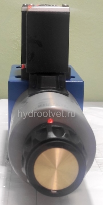 4WREE10E75-2X/G24K31/A1V - Пропорциональный распределитель с обратной связью по положению золотника со встроенным усилителем Ду10, A1 = ±10 В, номинальный расход 75 л/мин, схема E