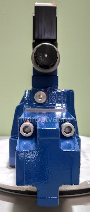 4WRZE25E220-7X/6EG24ETK31/A1D3M - Пропорциональный распределитель Ду25 со встроенным усилителем (OBE), номинальный расход 220 л/мин, схема E, каналы управления ET - X и Y - внутренние, сигнал управления ± 10 В