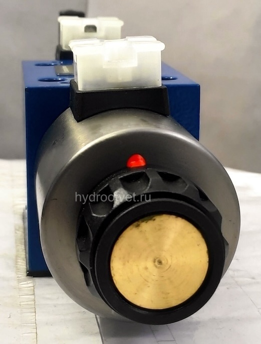 4WRE10V25-2X/G24K4/V - Пропорциональный распределитель с обратной связью по положению золотника без встроенной электроники Ду10, номинальный расход 25 л/мин, схема V