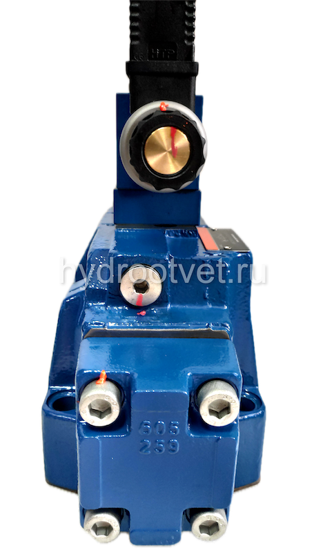 4WRKE25E350L-3X/6EG24ETK31/A1D3M - Пропорциональный распределитель с обратной связью по положению золотника и со встроенным усилителем (OBE), Ду25, A1 = ±10 В, номинальный расход 350 л/мин, схема E, каналы управления ET = X и Y - внутренние