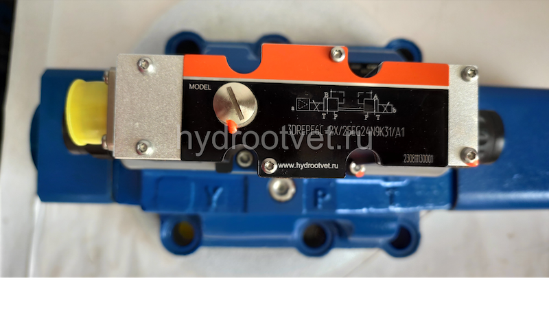 4WRZE32E1-520-7X/6EG24ETK31/A1D3M - Пропорциональный распределитель Ду32 со встроенным усилителем (OBE), номинальный расход 520 л/мин, схема E1-, каналы управления ET - X и Y - внутренние, сигнал управления ± 10 В