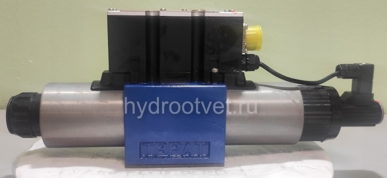 4WREE10E50-2X/G24K31/A1V - Пропорциональный распределитель с обратной связью по положению золотника со встроенным усилителем Ду10, A1 = ±10 В, номинальный расход 50 л/мин, схема E