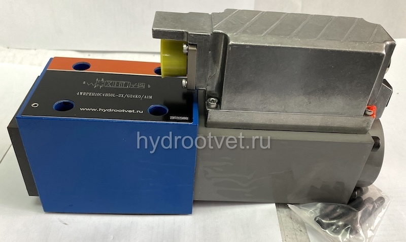4WRPEH10C3B100L-2X/G24K0/F1M - Сервораспределитель Ду10 с обратной связью по положению золотника и встроенным усилителем (OBE), номинальный расход 100 л/мин, характеристика L - линейная, схема C3, сигнал управления F1 = 4...20 mA