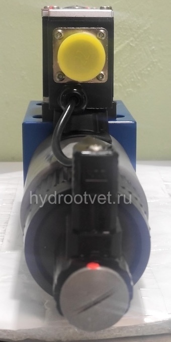 4WREE10E75-2X/G24K31/A1V - Пропорциональный распределитель с обратной связью по положению золотника со встроенным усилителем Ду10, A1 = ±10 В, номинальный расход 75 л/мин, схема E
