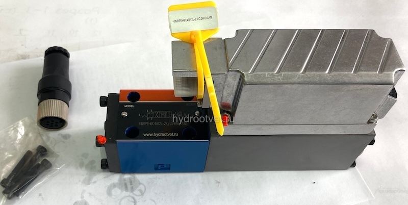 4WRPEH6C4B40P-2X/G24K0/A1M - Сервораспределитель Ду6 с обратной связью по положению золотника и встроенным усилителем (OBE), номинальный расход 40 л/мин, характеристика P - прогрессивная, схема C4, сигнал управления A1 = ±10 V