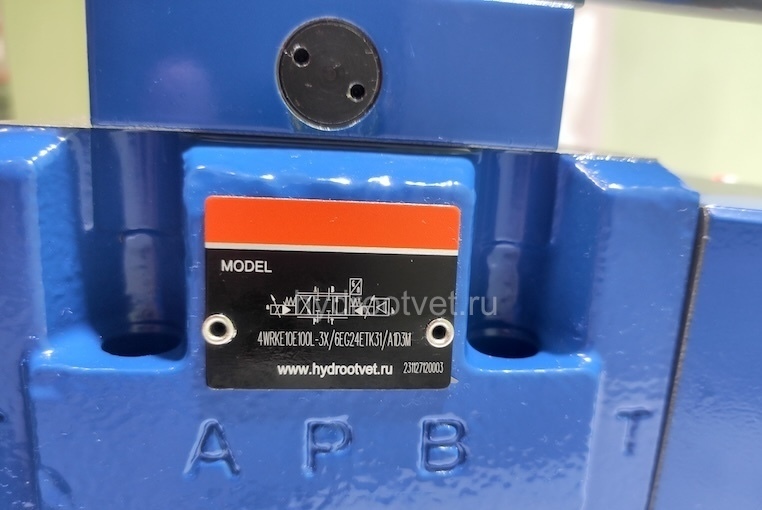 4WRKE10E100L-3X/6EG24ETK31/A1D3M - Пропорциональный распределитель с обратной связью по положению золотника и со встроенным усилителем (OBE), Ду10, A1 = ±10 В, номинальный расход 100 л/мин, схема E, каналы управления ET = X и Y - внутренние